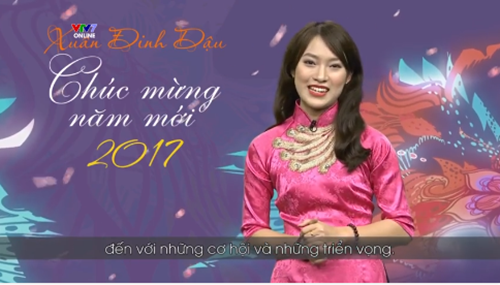 khanh-vy-dien-ao-dai-ban-tieng-anh-nhu-gio-khi-gioi-thieu-chuong-trinh-tet