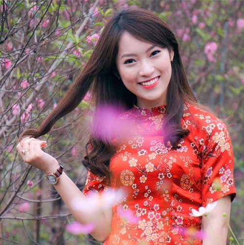 khanh-vy-dien-ao-dai-ban-tieng-anh-nhu-gio-khi-gioi-thieu-chuong-trinh-tet-2
