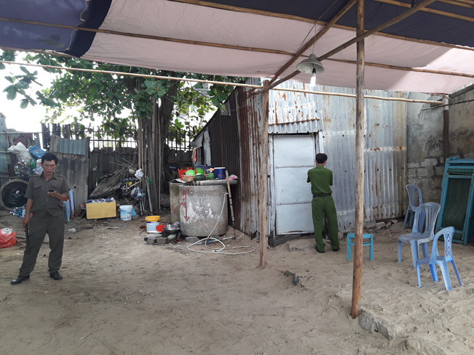 Căn chòi của Thanh và Hải ở, nơi cháu bé bị đánh /// Ảnh: Nguyễn Long