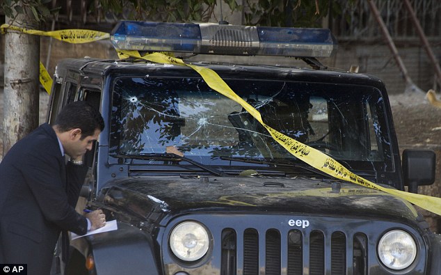 nam thanh nien lai xe bom dam thang vao cong nha trang