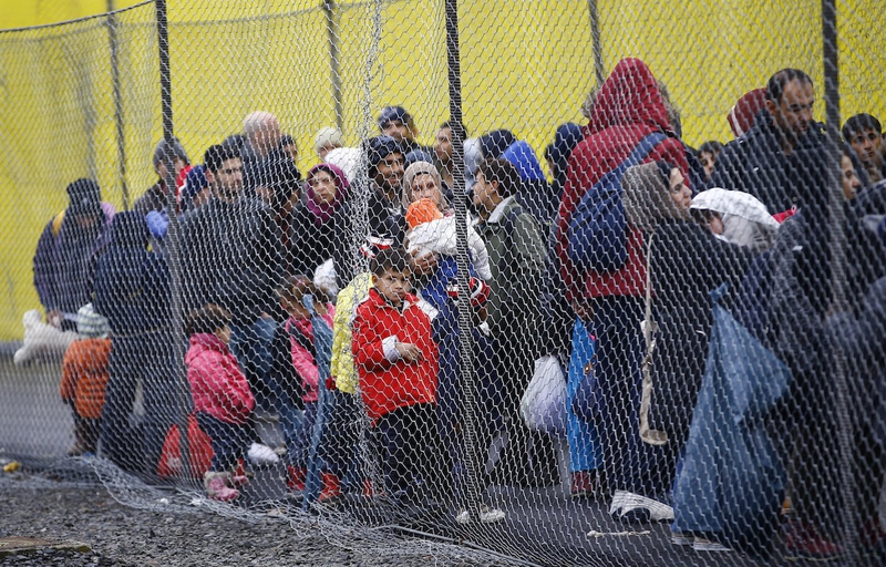 the gioi bat an ro trao luu xay tuong bien gioi