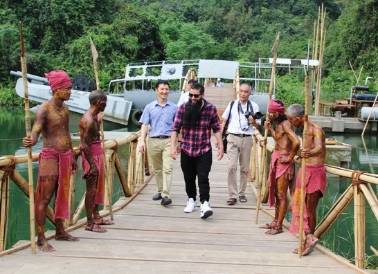 dao dien kong ve tham phim truong va tho dan ninh binh