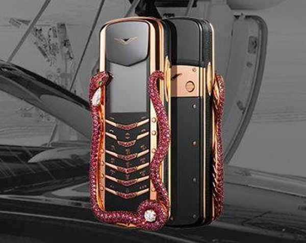Mẫu điện thoại Vertu Signature Cobra Limited Edition.