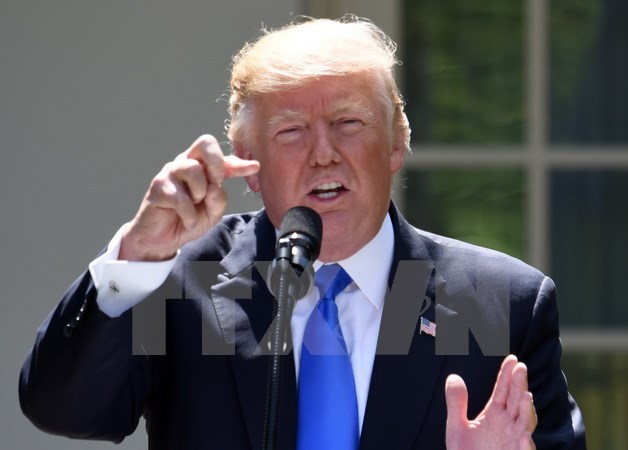 cac nghi sy dan chu kien tong thong trump nhan tien tu nuoc ngoai