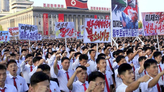 Người dân Triều Tiên biểu tình tại Bình Nhưỡng phản đối việc siết chặt lệnh cấm vận