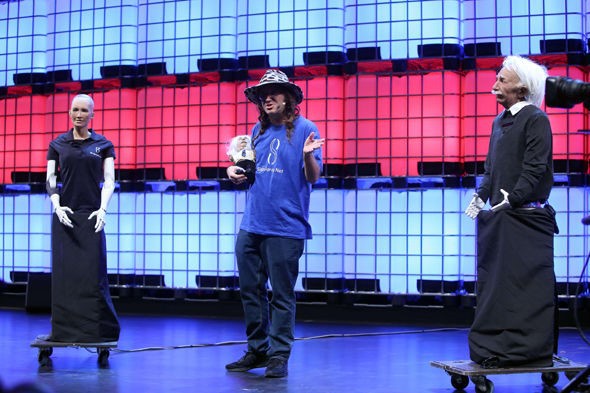 einstein phien ban ro bot thong minh canh bao rang nhan loai se tu huy diet chinh minh