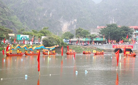 Hội thi chèo thuyền.
