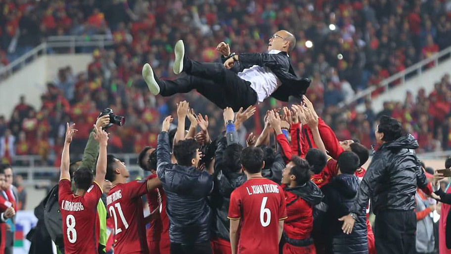 Description: http://image.baoangiang.com.vn/fckeditor/upload/2018/20181221/images/thay-tro-hlv-park-hang-seo-lan-thu-3-trong-nam-duoc-thu-tuong-khen-thuong.jpg