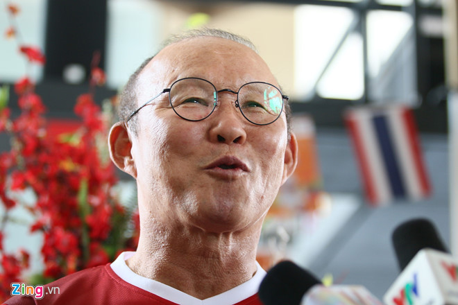 Description: HLV Park hai long voi hoc tro sau tran thang Philippines hinh anh 1