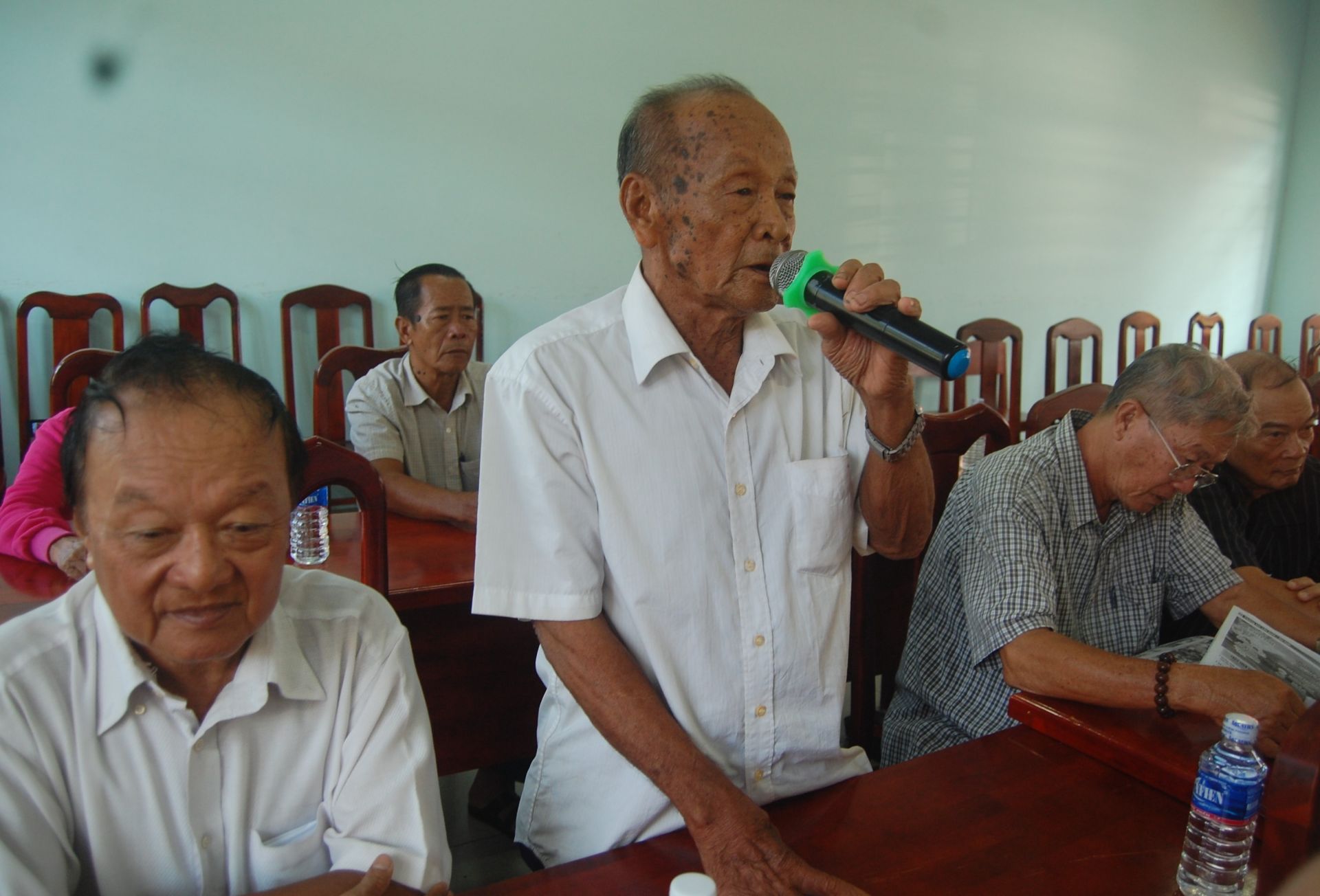 Description: E:\BTNO 2019\Thang 06\04.6\Doc Trua\Tiep xuc cu tri\Thi Tran Go Dau\cu tri 6.JPG