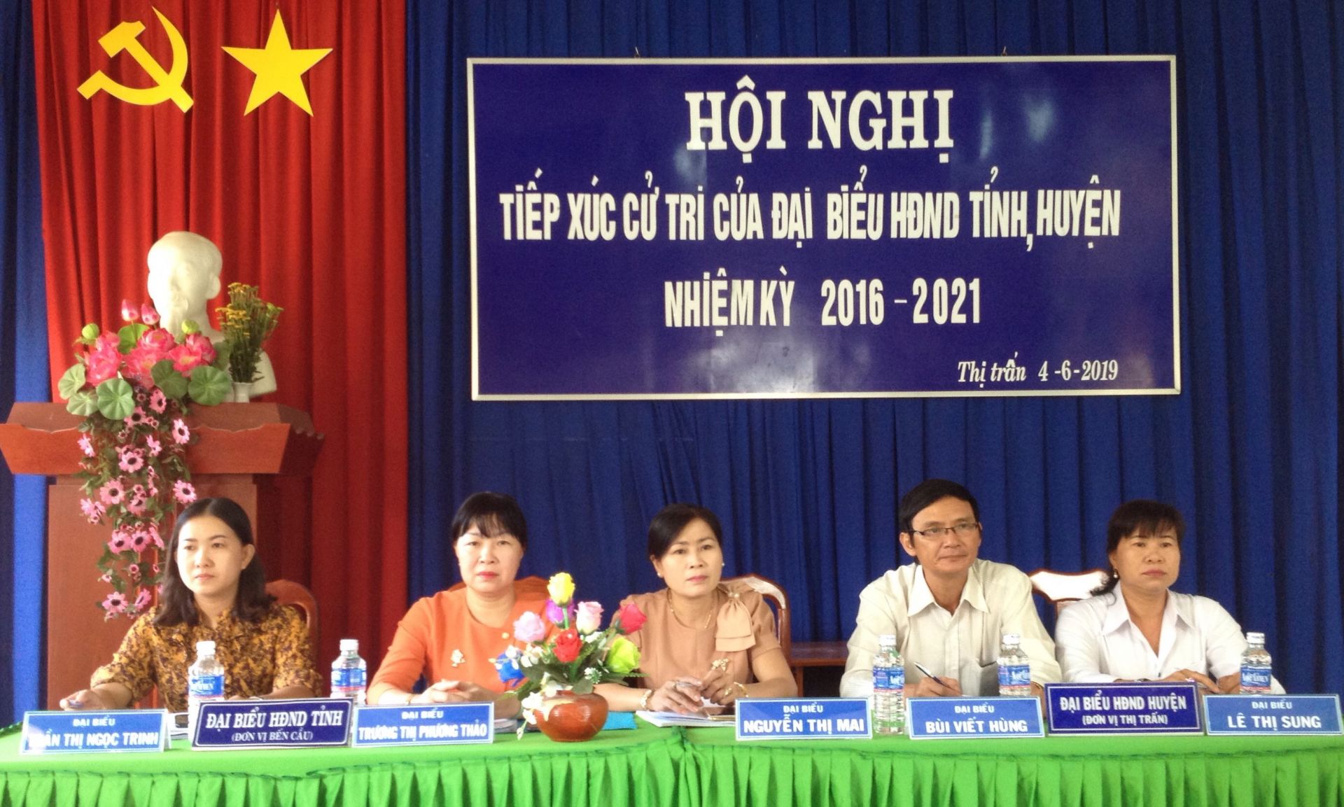 Description: E:\BTNO 2019\Thang 06\04.6\Doc Trua\Tiep xuc cu tri\Thi tran Ben Cau\cu tri 9.jpg