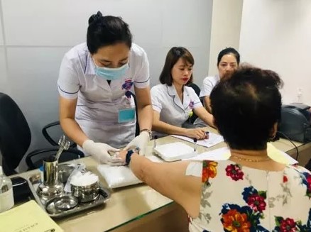 Description: Điều chỉnh giá 1.900 dịch vụ y tế - Ảnh 1.