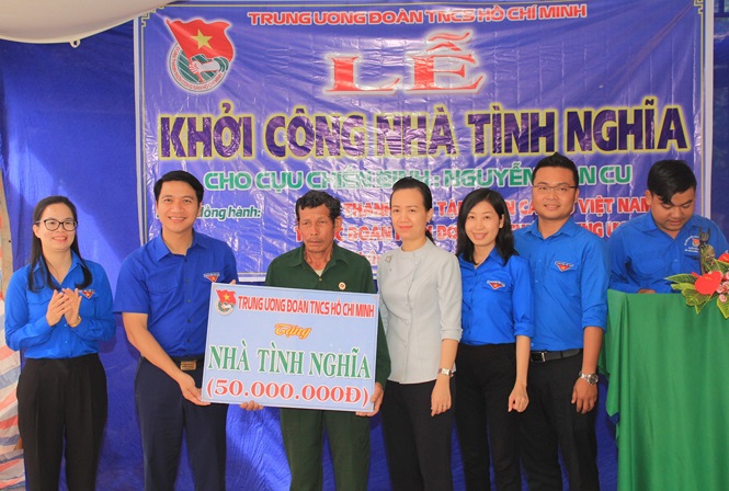 Description: Bí thư T.Ư Đoàn tri ân Mẹ Việt Nam Anh hùng, cựu chiến binh ở Tây Ninh  - ảnh 1