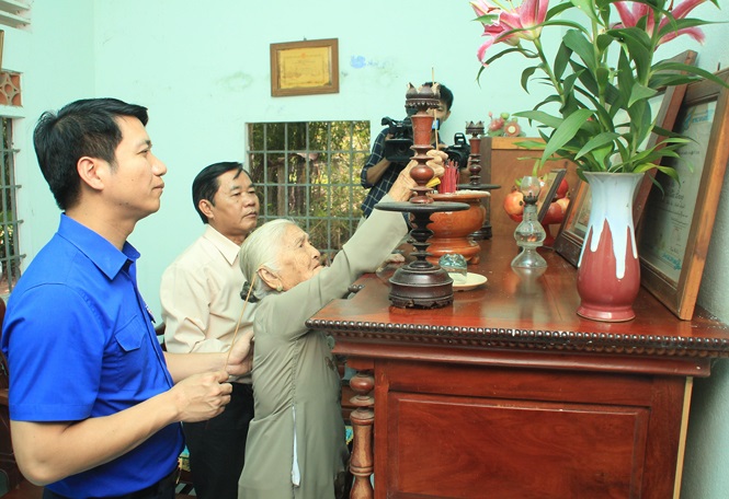 Description: Bí thư T.Ư Đoàn tri ân Mẹ Việt Nam Anh hùng, cựu chiến binh ở Tây Ninh  - ảnh 5