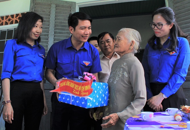 Description: Bí thư T.Ư Đoàn tri ân Mẹ Việt Nam Anh hùng, cựu chiến binh ở Tây Ninh  - ảnh 6