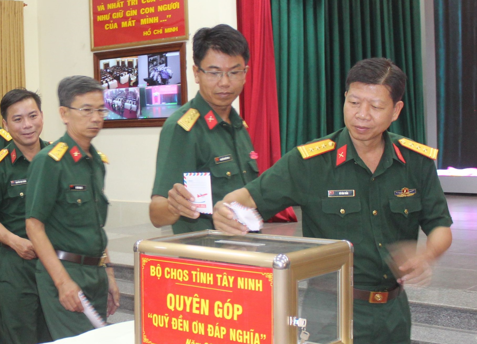 Cán bộ, chiến sĩ, quân nhân chuyên nghiệp, công nhân viên quốc phòng LLVT Tây Ninh đóng góp cho Quỹ “Đền ơn đáp nghĩa”. Ảnh minh hoạ: Sơn Tòng