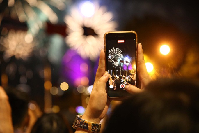 TP HCM rực rỡ pháo hoa chào đón năm mới 2021 - Ảnh 4.