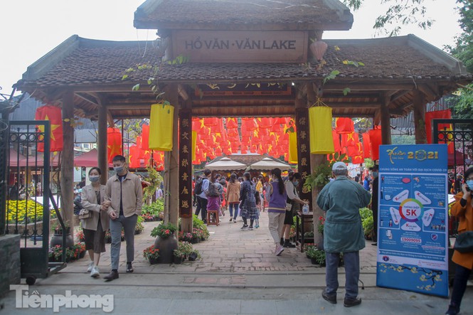 Ông đồ đeo khẩu trang, cho chữ qua tấm chắn ngày đầu năm mới - ảnh 1