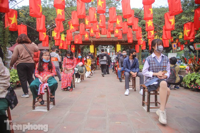 Ông đồ đeo khẩu trang, cho chữ qua tấm chắn ngày đầu năm mới - ảnh 10