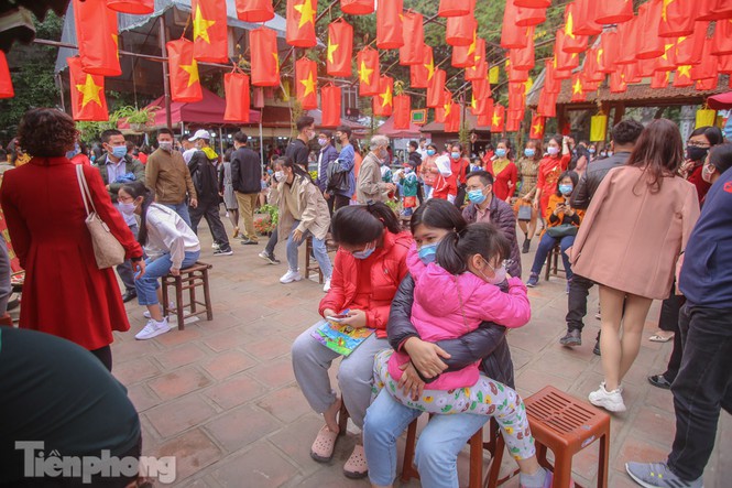 Ông đồ đeo khẩu trang, cho chữ qua tấm chắn ngày đầu năm mới - ảnh 11