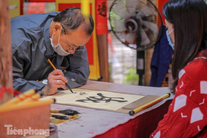 Ông đồ đeo khẩu trang, cho chữ qua tấm chắn ngày đầu năm mới - ảnh 12