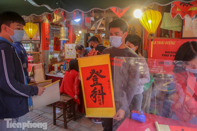 Ông đồ đeo khẩu trang, cho chữ qua tấm chắn ngày đầu năm mới - ảnh 15