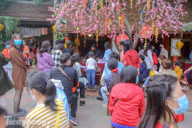 Ông đồ đeo khẩu trang, cho chữ qua tấm chắn ngày đầu năm mới - ảnh 5