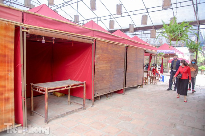 Ông đồ đeo khẩu trang, cho chữ qua tấm chắn ngày đầu năm mới - ảnh 6