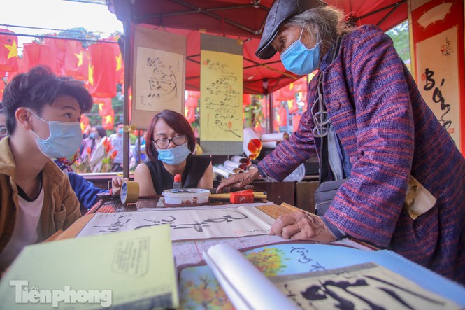 Ông đồ đeo khẩu trang, cho chữ qua tấm chắn ngày đầu năm mới - ảnh 9