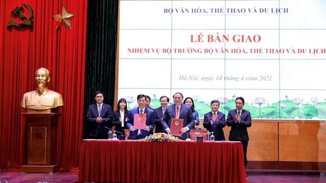 Nguy&ecirc;n Bộ trưởng Nguyễn Ngọc Thiện v&agrave; Bộ trưởng Nguyễn Văn H&ugrave;ng đ&atilde; k&yacute; Bi&ecirc;n bản b&agrave;n giao nhiệm vụ. Ảnh: Minh Kh&aacute;nh.