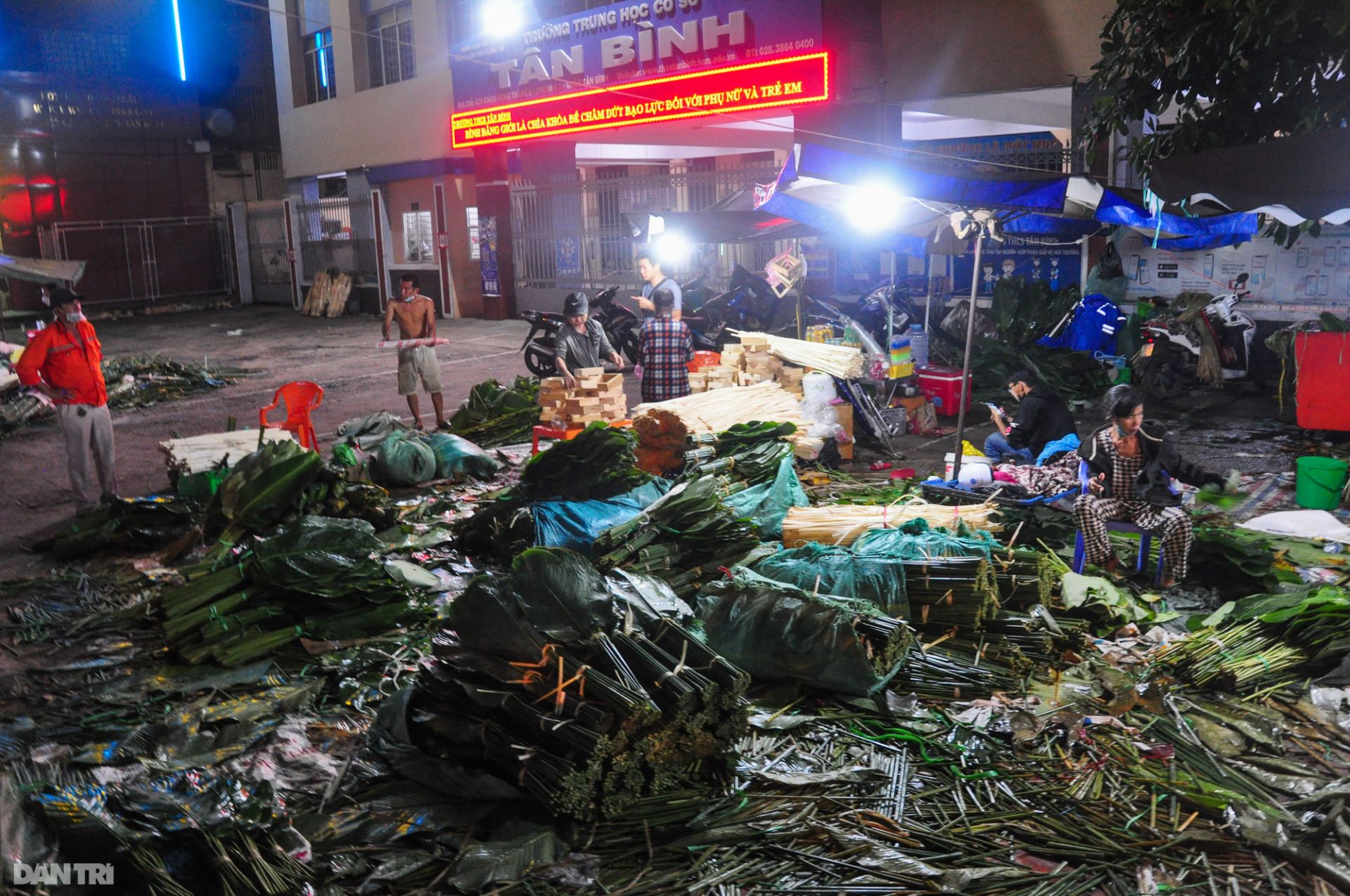 Chợ lá dong lâu đời nhất Sài Gòn tấp nập ngày giáp Tết - Ảnh 11.