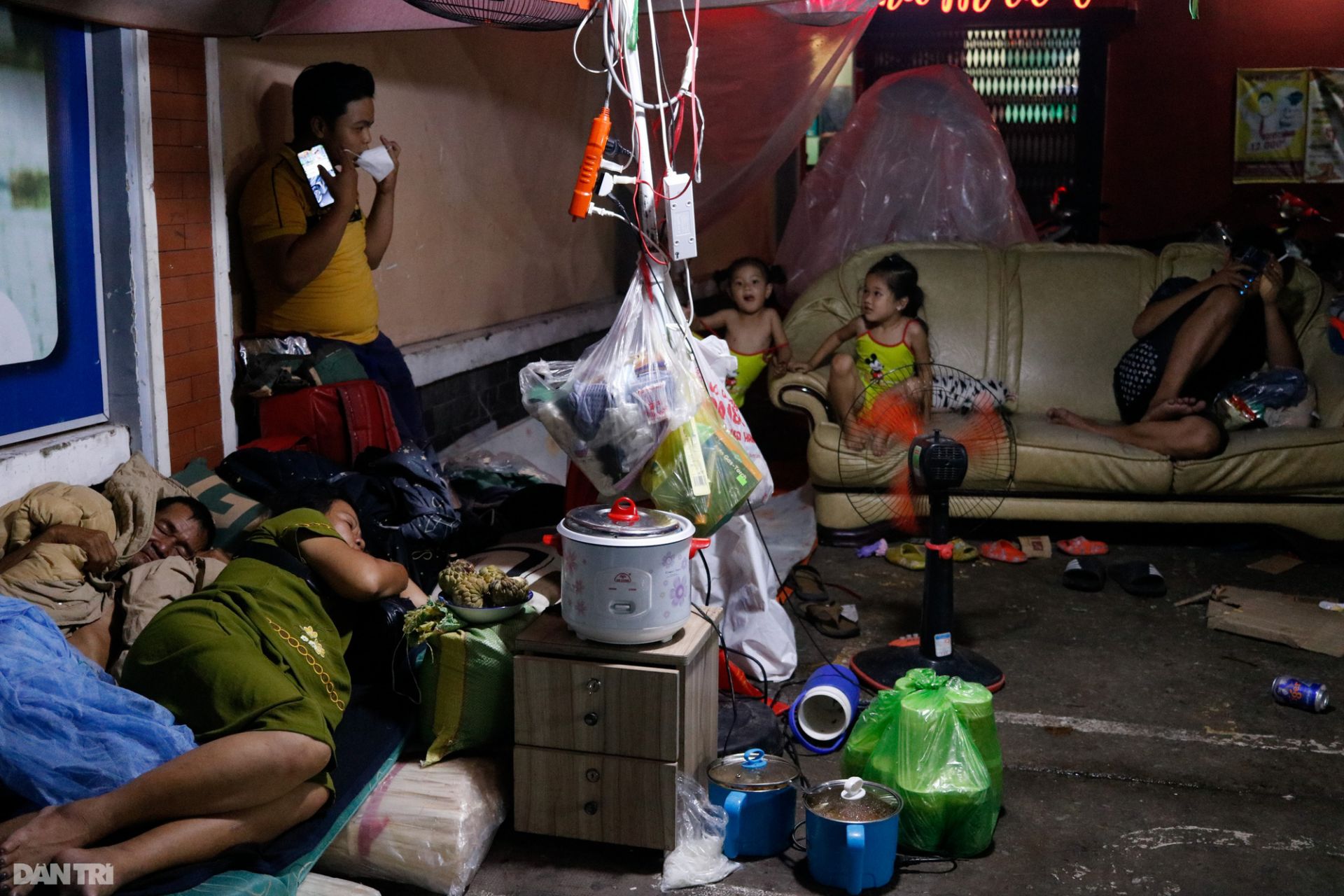 Chợ lá dong lâu đời nhất Sài Gòn tấp nập ngày giáp Tết - Ảnh 12.