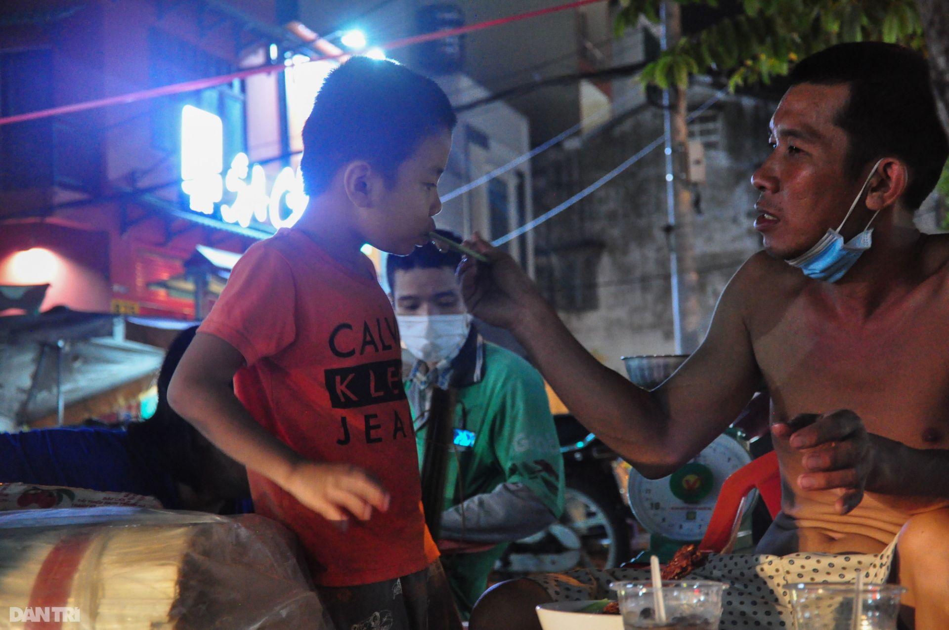 Chợ lá dong lâu đời nhất Sài Gòn tấp nập ngày giáp Tết - Ảnh 13.