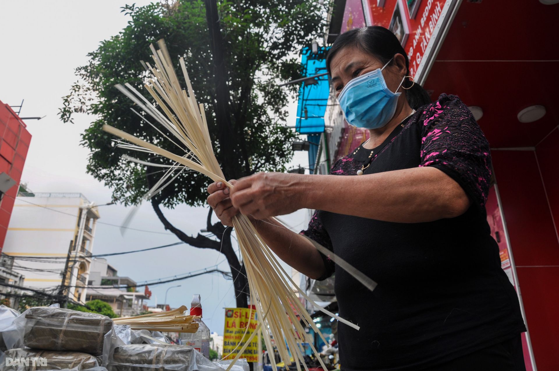 Chợ lá dong lâu đời nhất Sài Gòn tấp nập ngày giáp Tết - Ảnh 3.