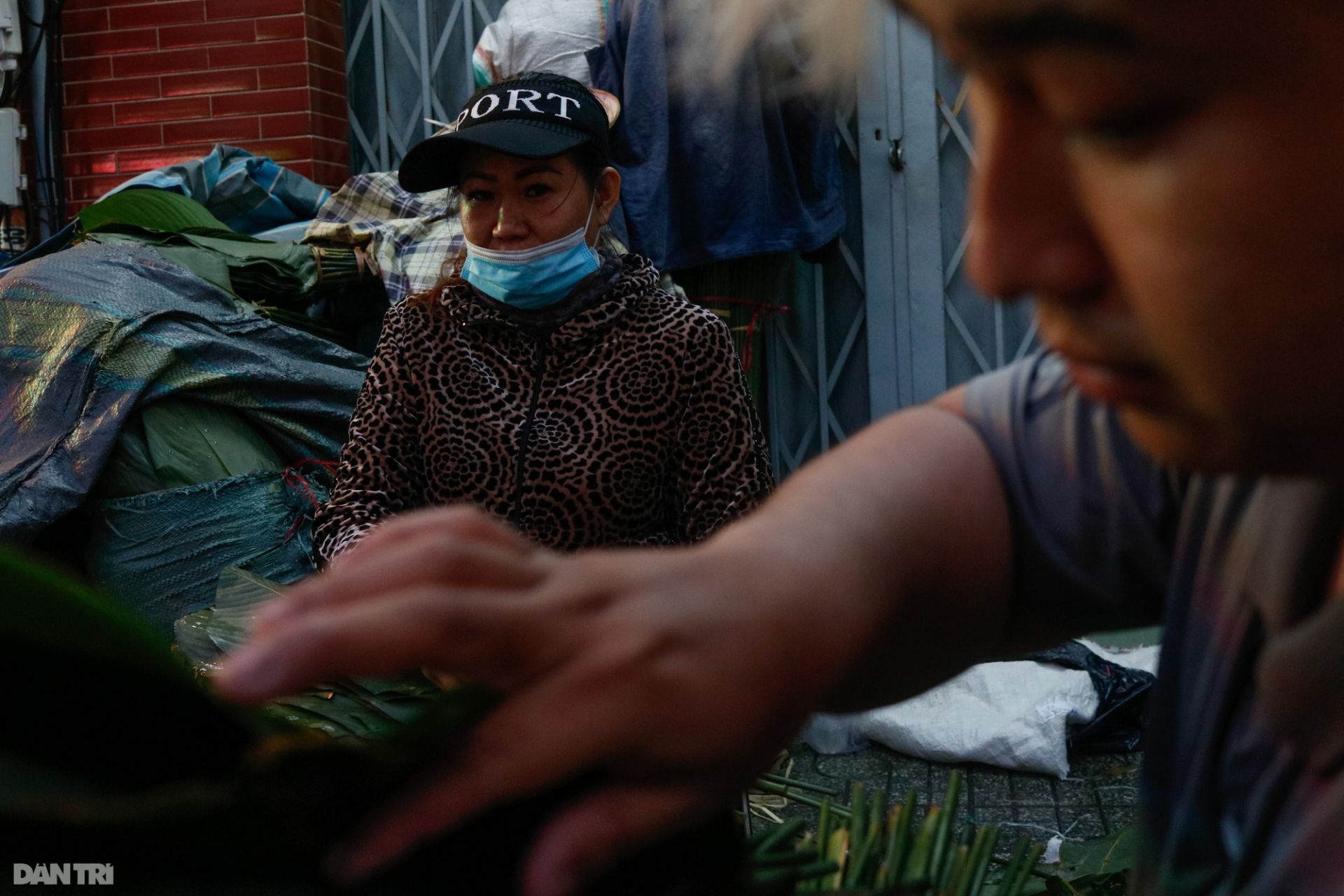 Chợ lá dong lâu đời nhất Sài Gòn tấp nập ngày giáp Tết - Ảnh 4.