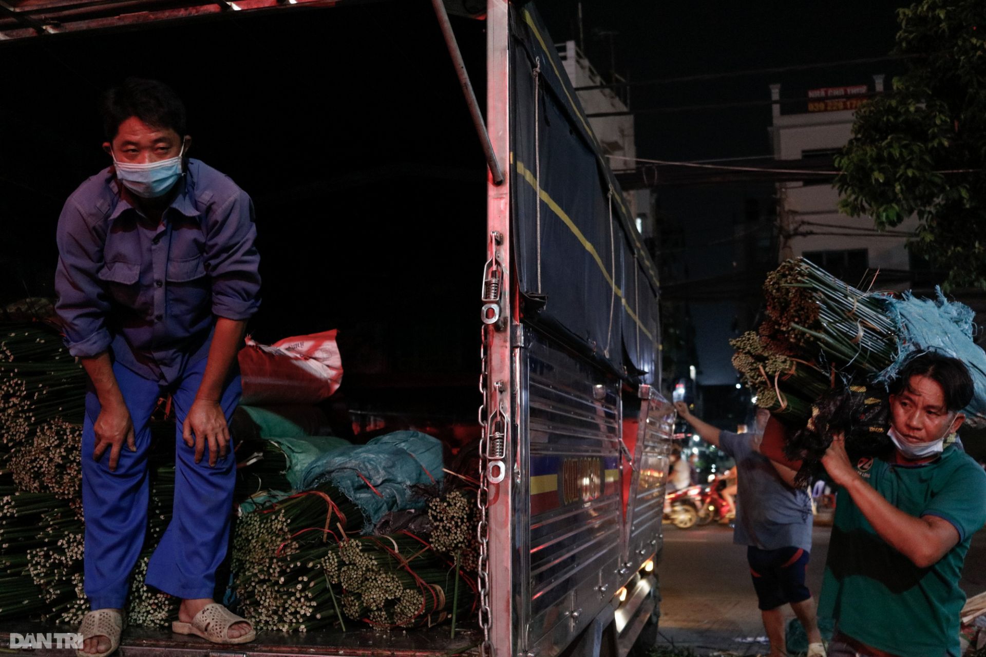 Chợ lá dong lâu đời nhất Sài Gòn tấp nập ngày giáp Tết - Ảnh 7.