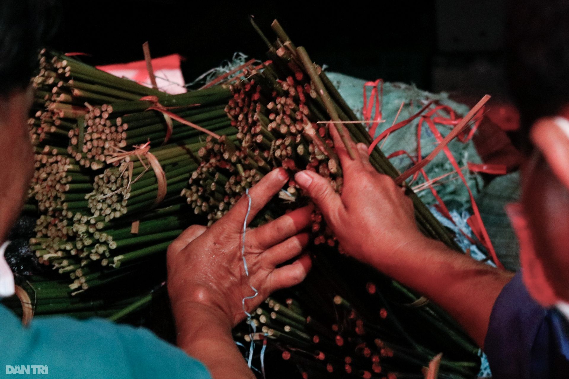 Chợ lá dong lâu đời nhất Sài Gòn tấp nập ngày giáp Tết - Ảnh 9.