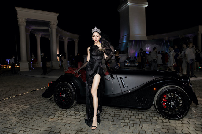 Dàn hoa hậu bùng nổ nhan sắc bên siêu xe - Ảnh 1.