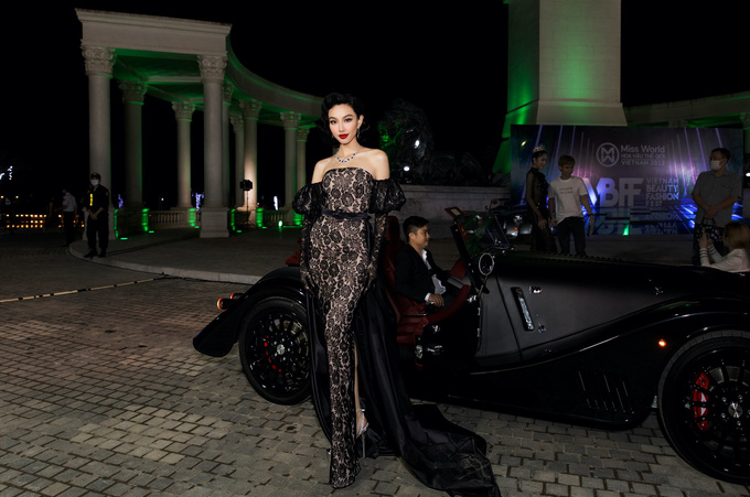 Dàn hoa hậu bùng nổ nhan sắc bên siêu xe - Ảnh 2.