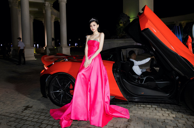 Dàn hoa hậu bùng nổ nhan sắc bên siêu xe - Ảnh 4.