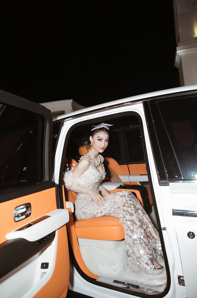 Dàn hoa hậu bùng nổ nhan sắc bên siêu xe - Ảnh 9.