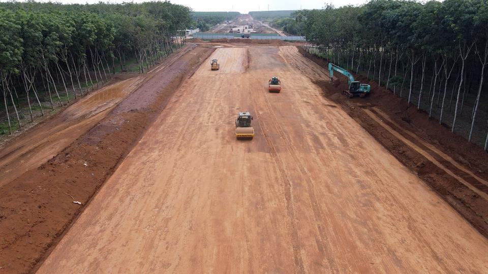 Thi công Cao tốc Bắc Nam đoạn Phan Thiết - Dầu Giây. Ảnh: Phước Tuấn