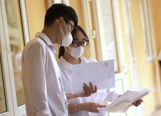   Thí sinh cả nước đang làm bài thi môn Toán ảnh 2