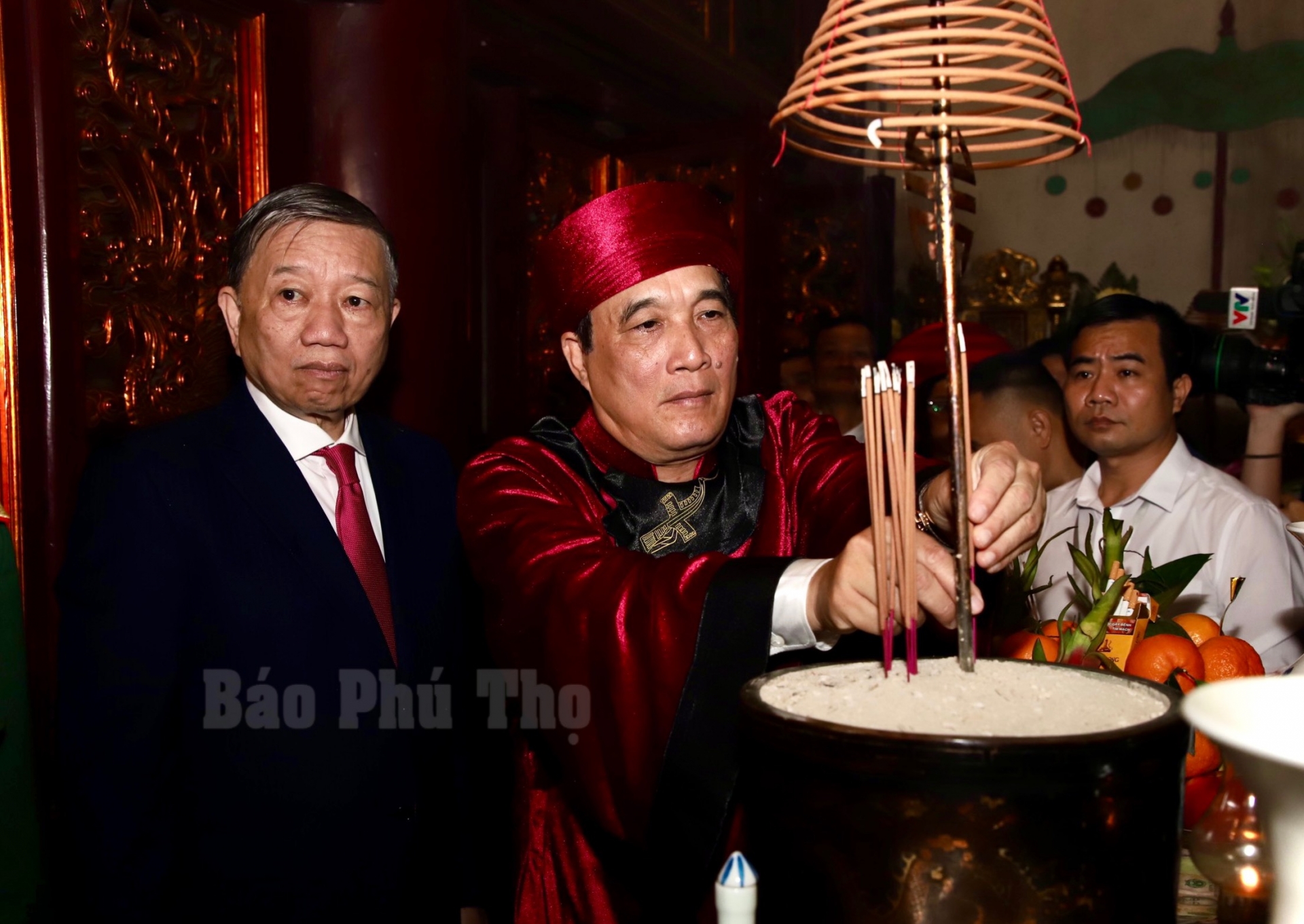 Bí thư Tỉnh uỷ Phú Thọ Bùi Minh Châu dâng hương tưởng niệm các Vua Hùng.