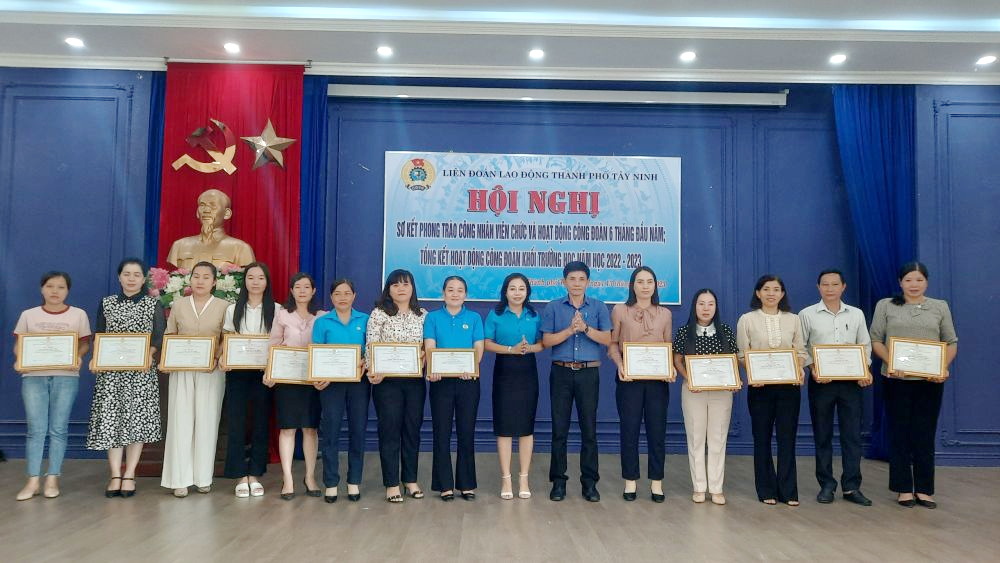 Lãnh đạo Thành phố khen thưởng các tập thể cá nhân