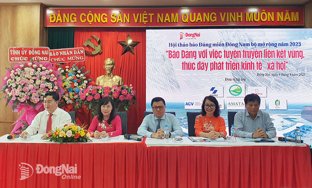 Các đại biểu chủ trì hội thảo