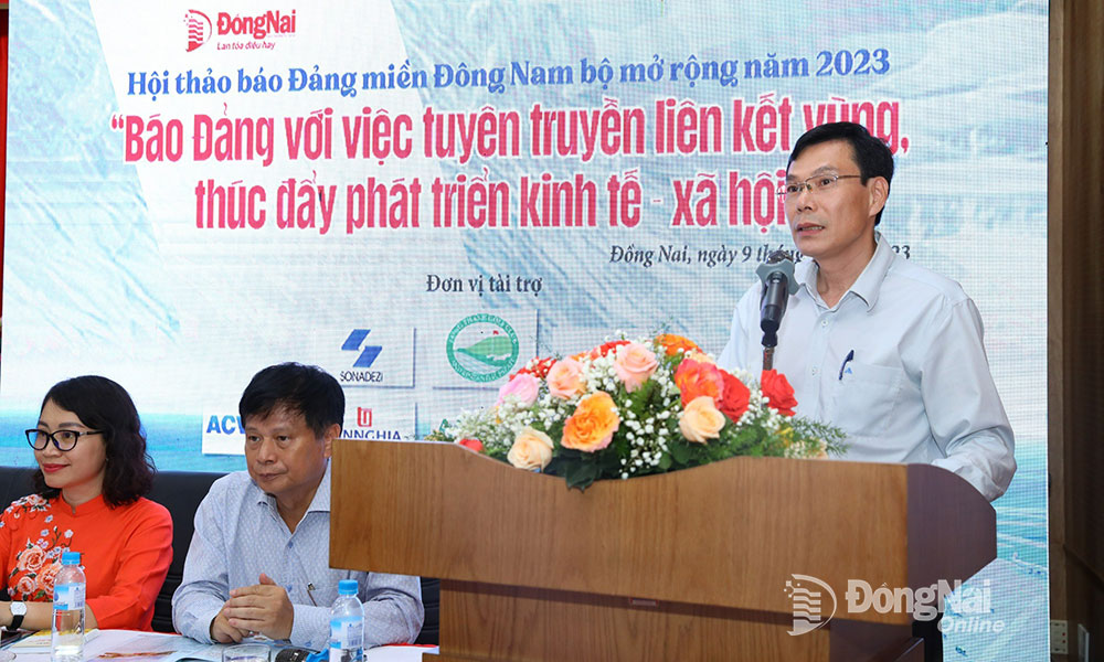 Phó tổng biên tập Báo Sài Gòn Giải Phóng Phạm Trường phát biểu tham luận. Ảnh: Huy Anh