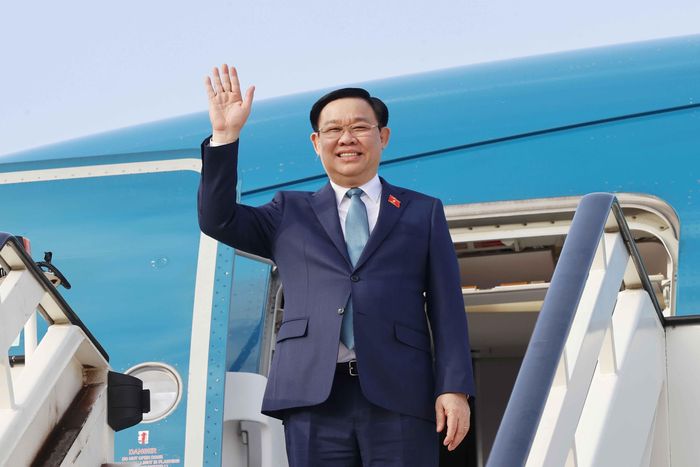 Chủ tịch Quốc hội Vương Đình Huệ tới thủ đô Sofia. Ảnh: TTXVN