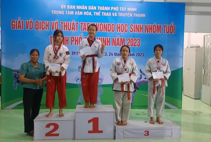 Bà Đào Thị Duyên-Phó Giám đốc Trung tâm VHTT và Truyền thanh Thành phố trao huy chương và tiền thưởng cho các vận động viên xuất sắc