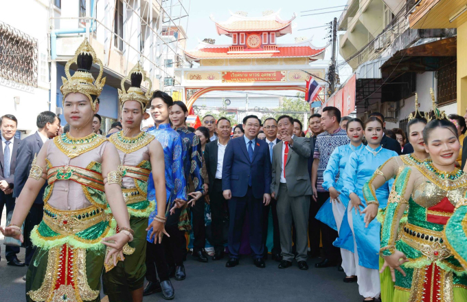 Chủ tịch Quốc hội Vương Đình Huệ tại Phố Việt Nam ở Udon Thani. Ảnh: Văn phòng Quốc hội